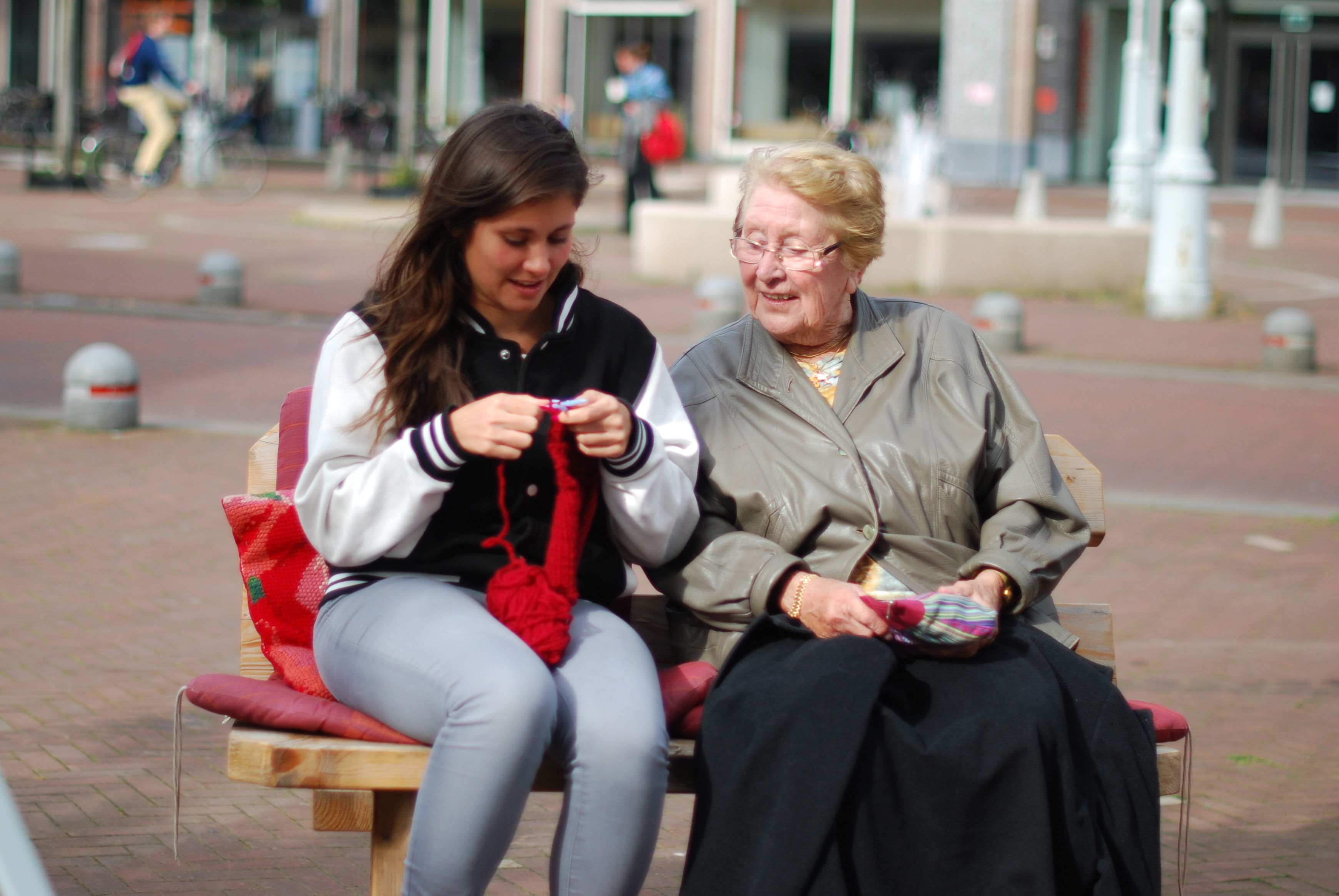 Foto- Melanie van Zweeden bij het Breibankje